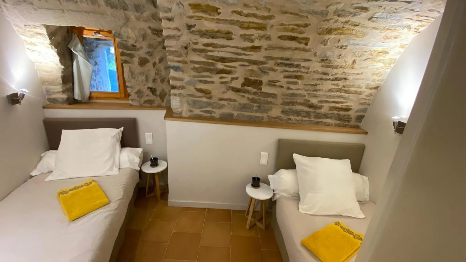Les Caselles, Gite Et Maison D'Hotes Saint-Beauzely 4*,
