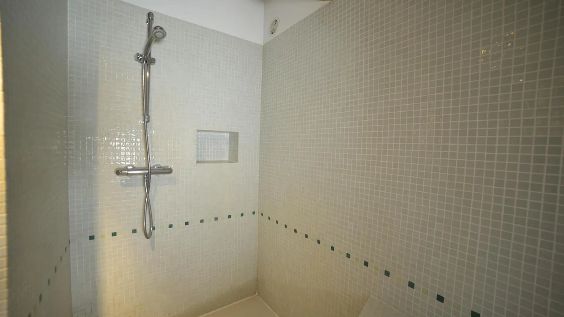 Les Caselles, Gite Et Chambre D'Hotes Saint-Beauzely 4*,