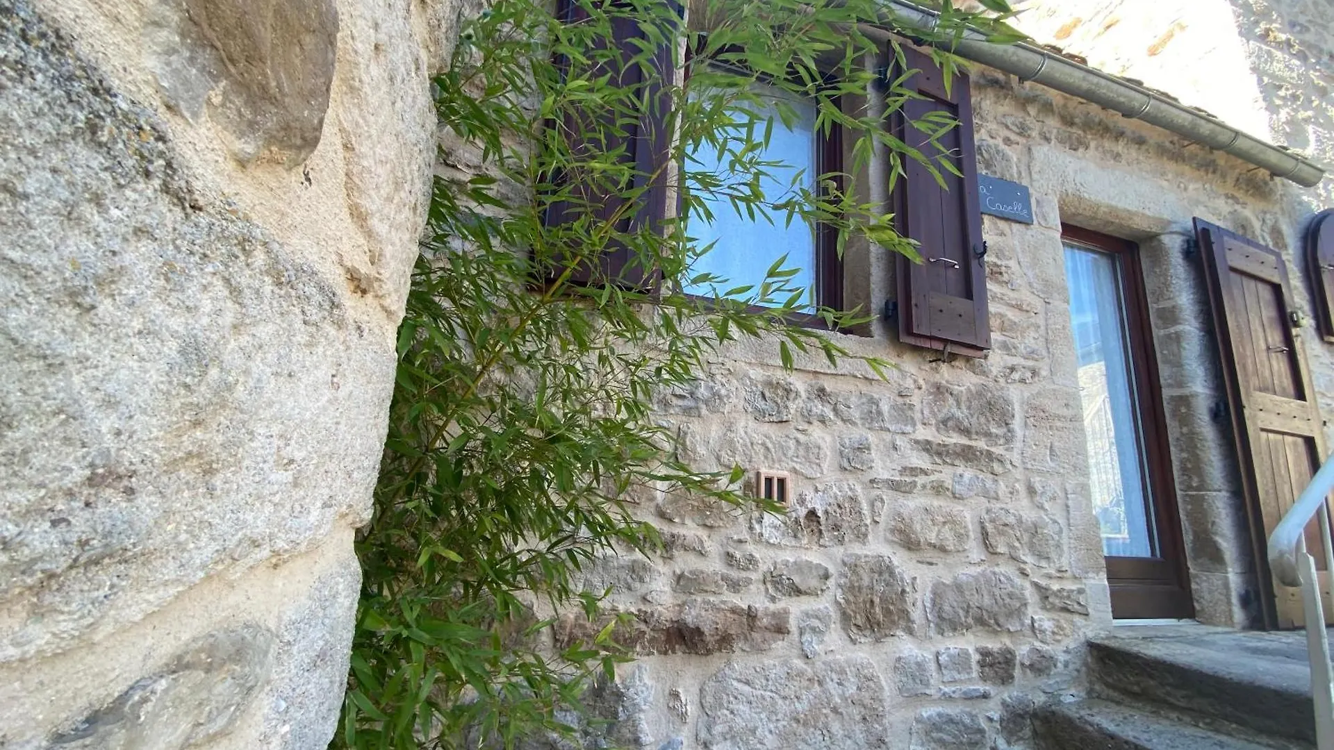 Konukevi Les Caselles, Gite Et Chambre D'Hotes Saint-Beauzely