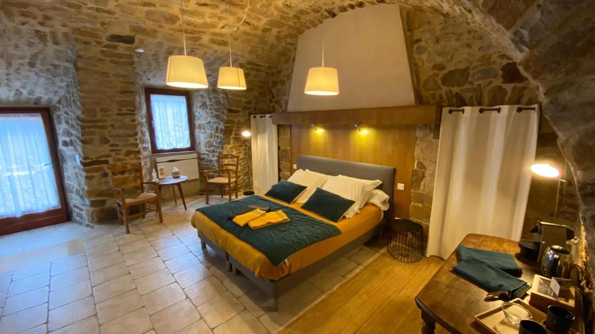 Konukevi Les Caselles, Gite Et Chambre D'Hotes Saint-Beauzely