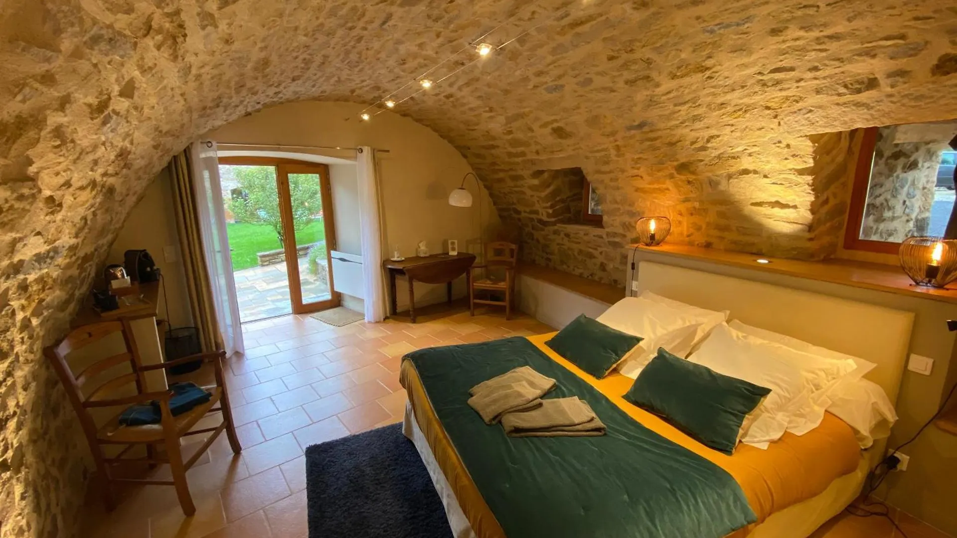 Les Caselles, Gite Et Chambre D'Hotes Saint-Beauzely 4*,  Fransa